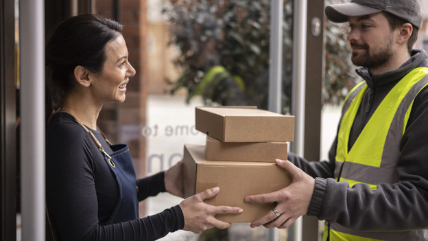 persoon accepteert pakketje mps essential 