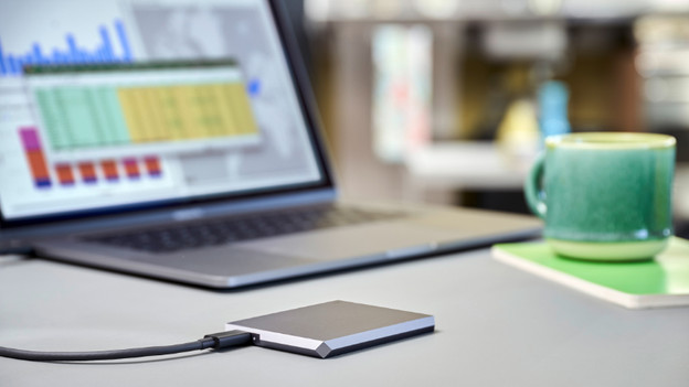 MacBook met een externe harde schijf 