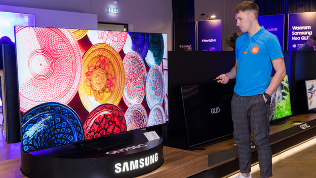 Wide viewing angle with anti-glare QN900C