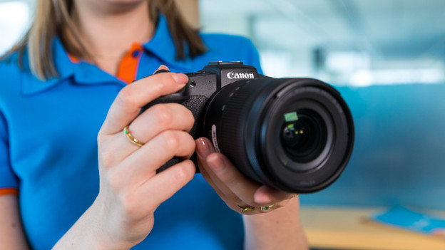 Canon EOS RP: compact size that is easy to take traveling