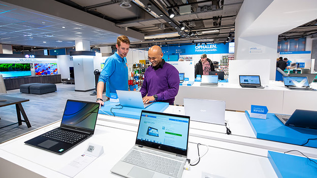 Expert helps customer at the store.