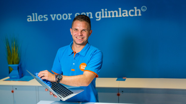 Expert cleans laptop