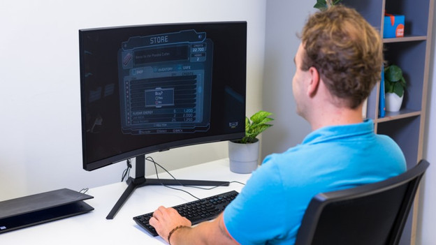 Expert plays Dead Space with good contrast ratio thanks to the Mini-LED technology