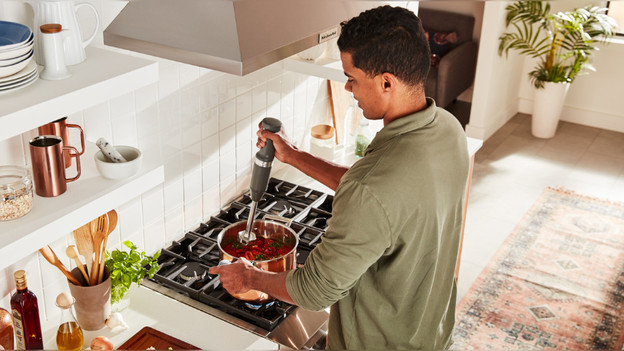 Draadloze staafmixer in pan