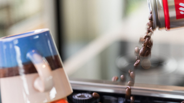 Fully automatic coffee machine: coffee beans and fresh milk