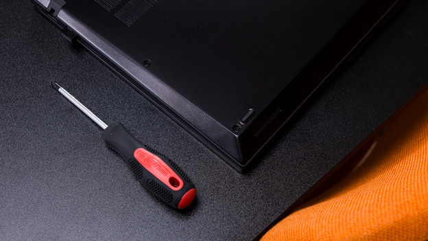 Schroevendraaier naast Lenovo ThinkPad P16s