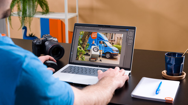 Specialist bewerkt foto's op EliteBook 1040 G11