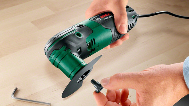 Switching attachments for oscillating multi-tool with key