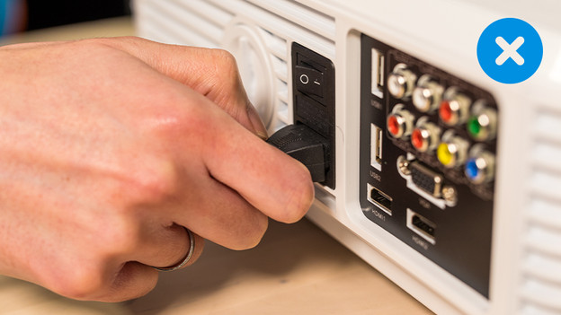 Trek niet de stekker uit de beamer.