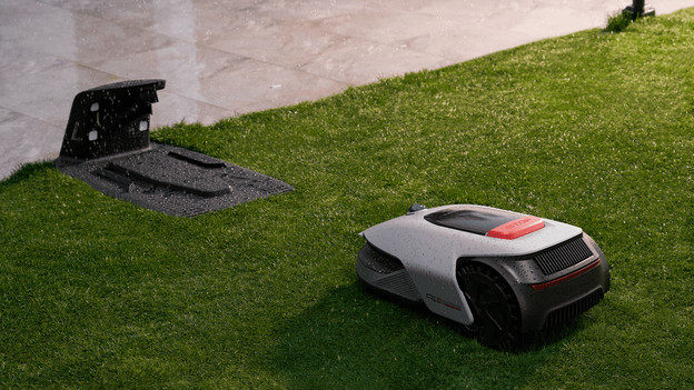 Dreame robotmaaier bij een laadstation