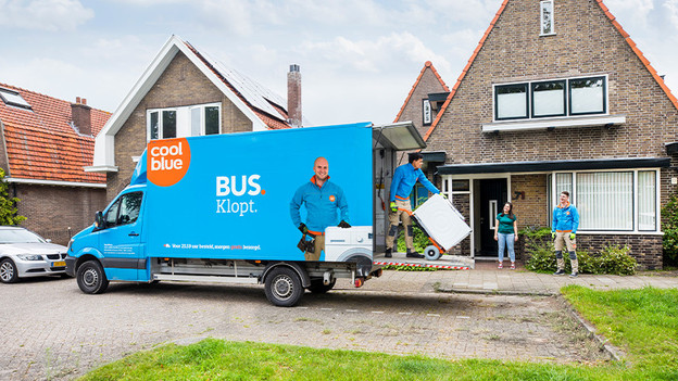 Coolblue delivery driver with van