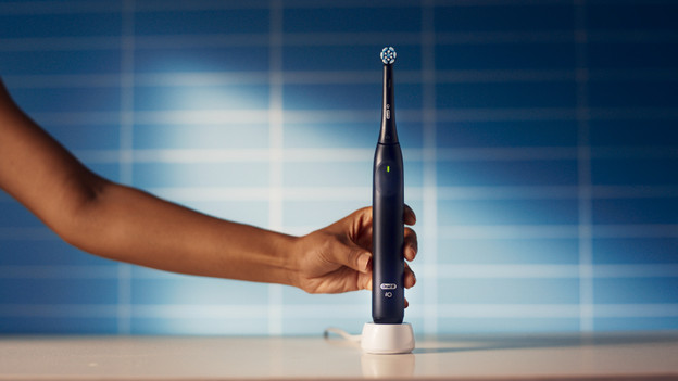 Elektrische tandenborstel in de oplader zetten