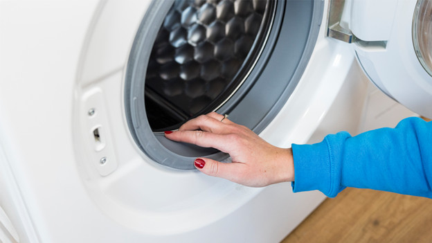 Descaling washing machine
