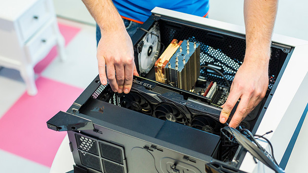 Experts connects cables to the video card