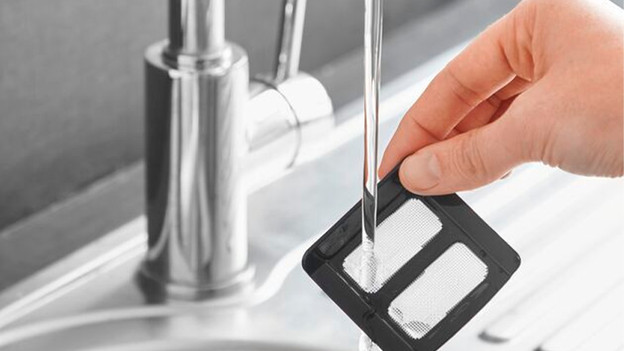 maak de losse delen met de hand schoon