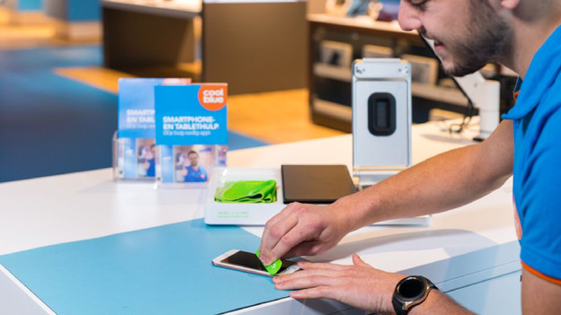 Screenprotectors plakken en accessoires meeleveren