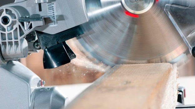 Close-up van een afkortzaag