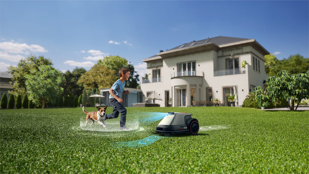 Robotmaaier manoeuvreert om een kind en een hond heen