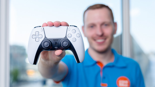 Expert with PS5 controller