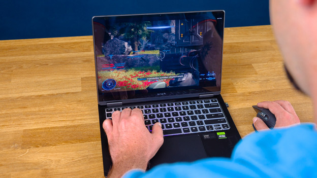 Specialist gamet op een HP RTX 4090 gaming laptops