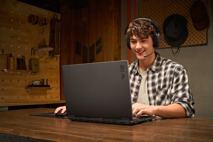 ASUS TUF Gaming 18 FA808UP-S8011W product in gebruik