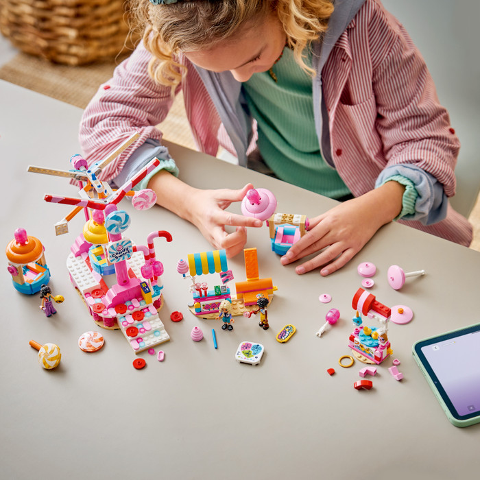 LEGO Friends Reuzenrad van Snoep en Cupcakes 42700 product in gebruik