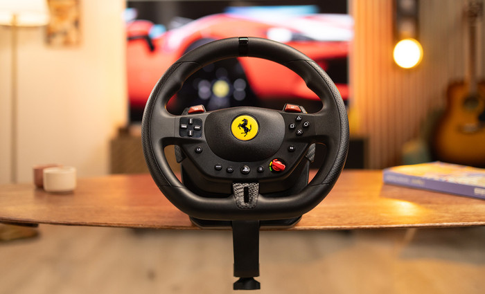 Thrustmaster T98-P Ferrari 296 GTB Racestuur product in gebruik