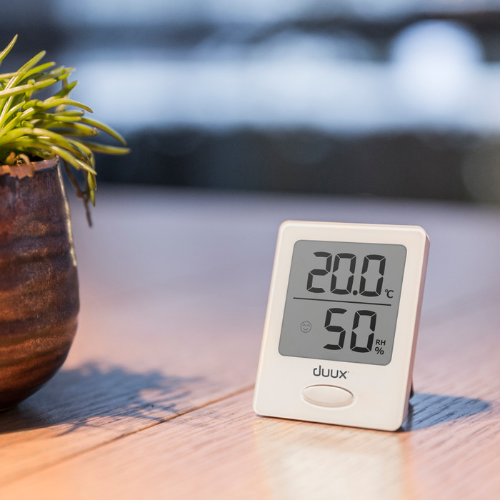 Duux Sense Hygrometer en Thermometer Wit product in gebruik
