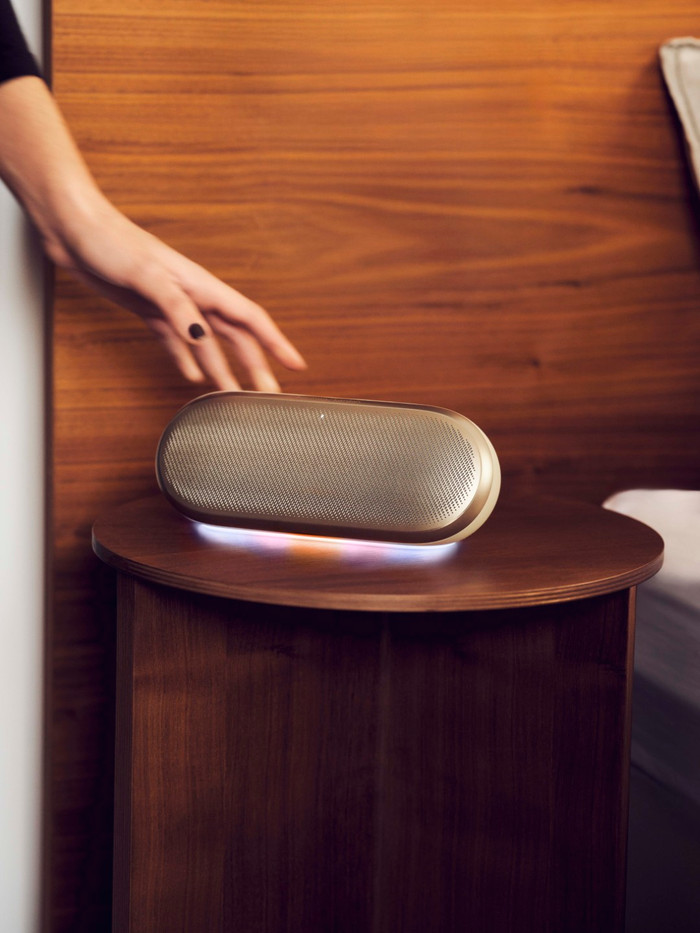 Harman Kardon Luna 2 Brons product in gebruik