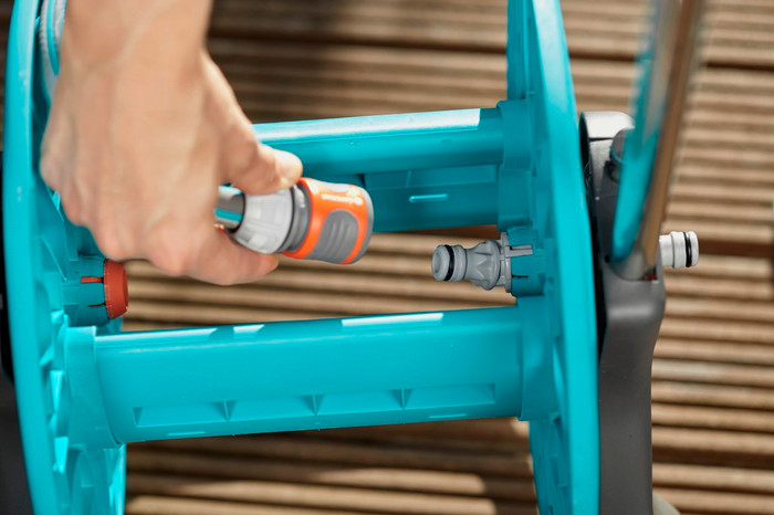 Gardena Liano Xtreme 15m CleverRoll  S Classic Broespakket product in gebruik