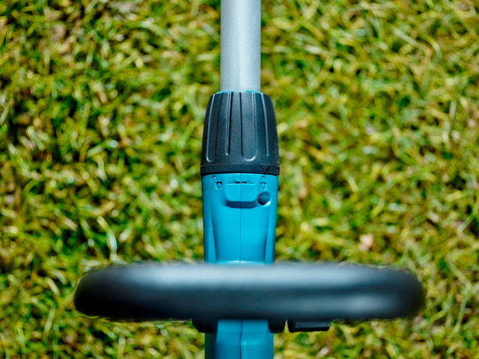 Makita DLM330SM incl. 4.0Ah Battery + Makita DUR181Z (without battery) product in use