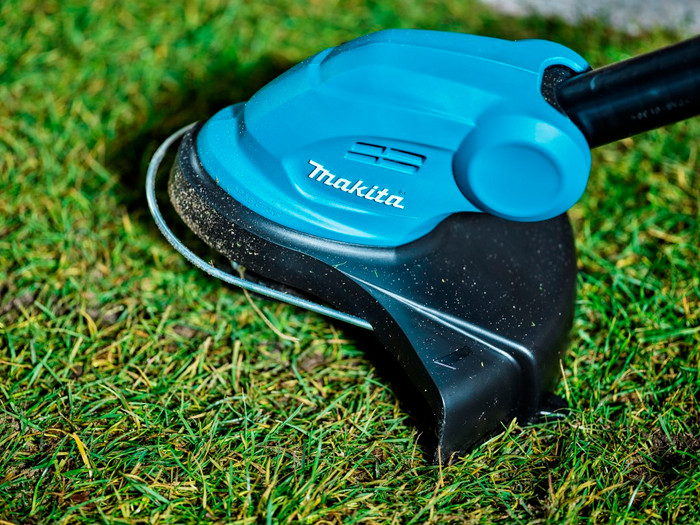 Makita DLM330SM incl. 4.0Ah Battery + Makita DUR181Z (without battery) product in use