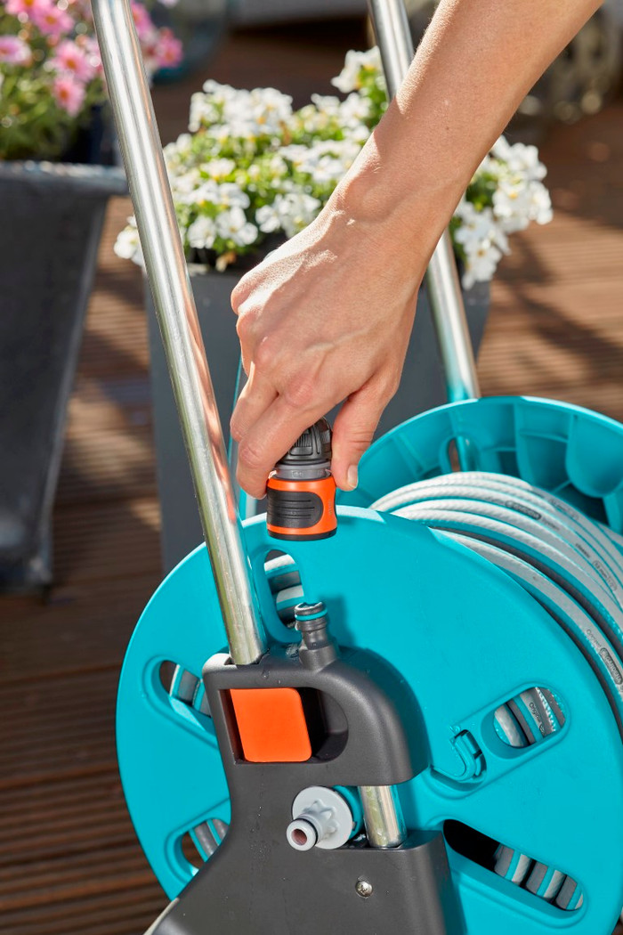 Gardena Liano Xtreme 15m CleverRoll  S Classic Broespakket product in gebruik