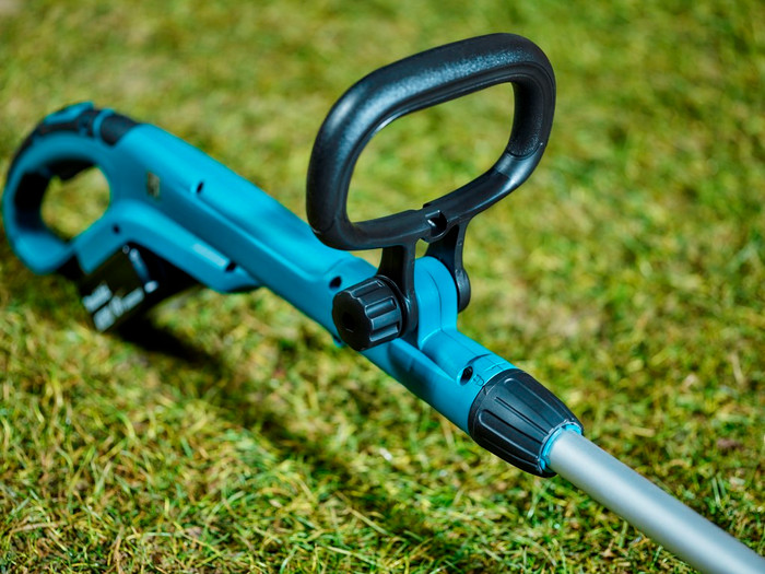 Makita DLM330SM incl. 4.0Ah Battery + Makita DUR181Z (without battery) product in use