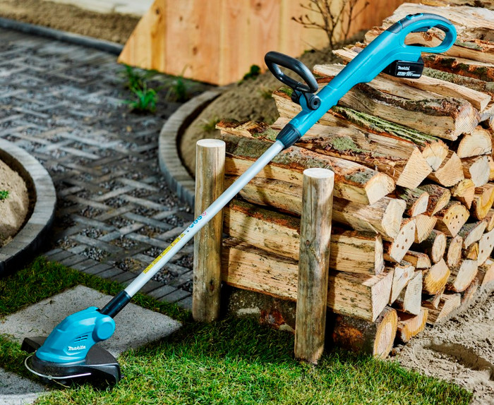 Makita DLM330SM incl. 4.0Ah Battery + Makita DUR181Z (without battery) product in use