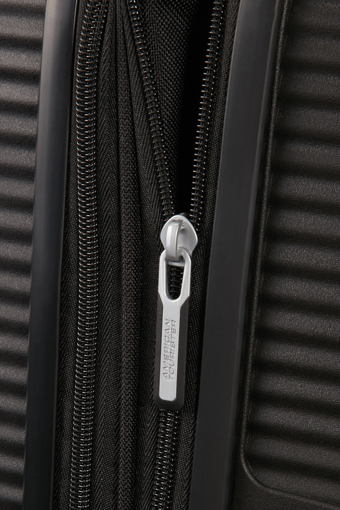 American Tourister Soundbox Expandable Spinner 55cm Bass Black detail