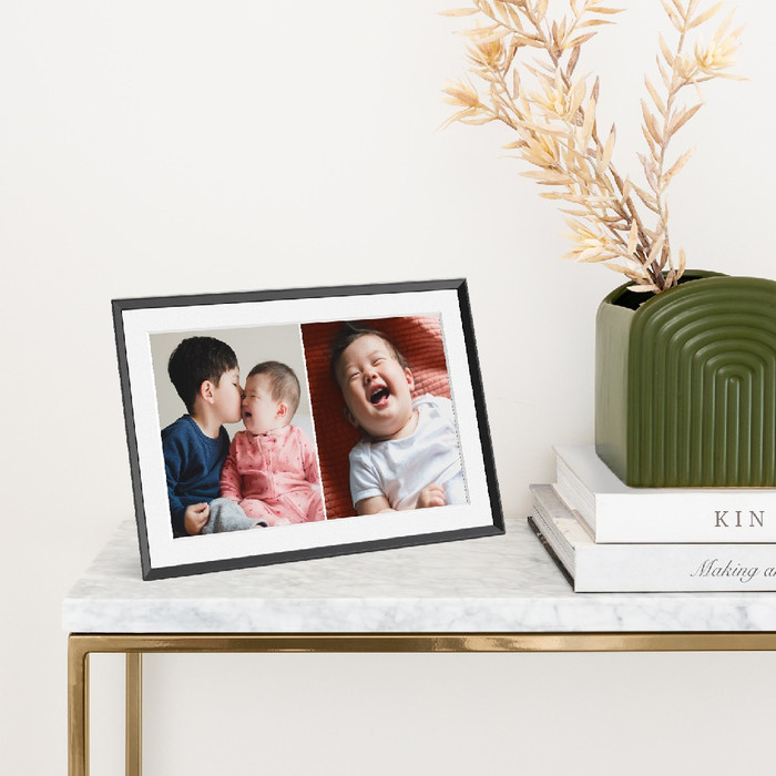 Aura Frames Carver Mat Zwart product in gebruik