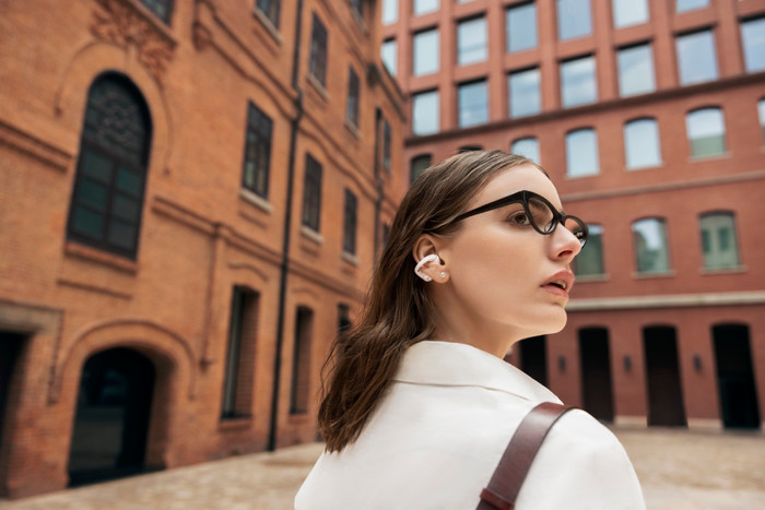 Shokz OpenDots 2 Wit product in gebruik