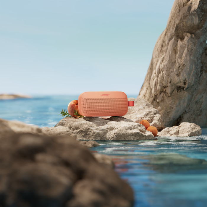 Bose SoundLink Flex 2nd Gen Oranje product in gebruik