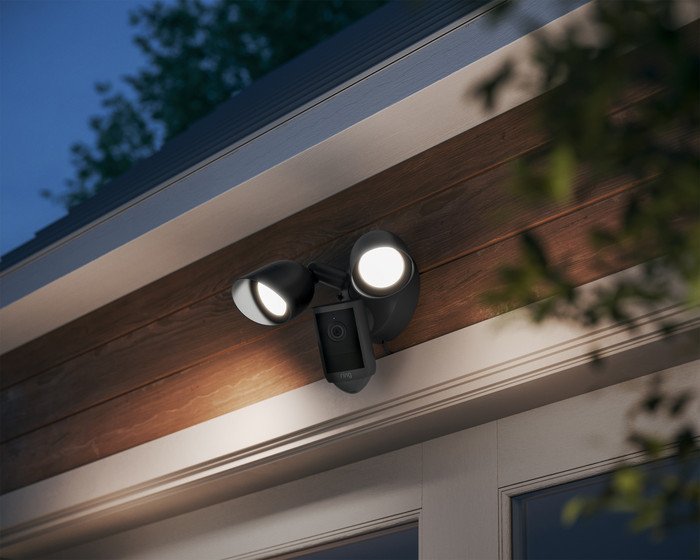 Ring Floodlight Camera 2e Generatie Zwart product in gebruik