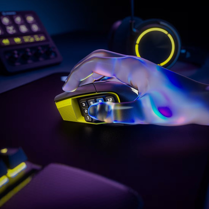 CORSAIR SCIMITAR ELITE Wireless SE Gaming Mouse product in use