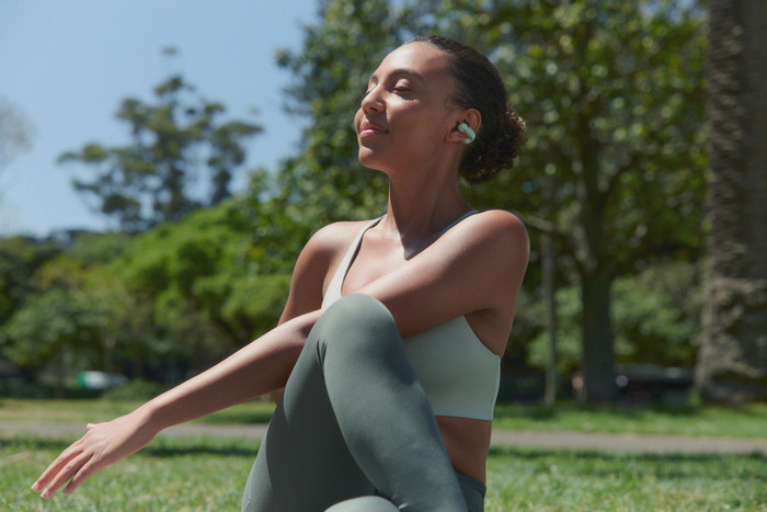 Sony Linkbuds Clip Groen product in gebruik