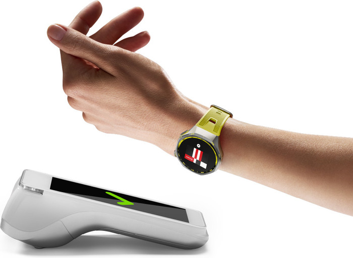Huawei Watch GT 7 Pro 46 mm Geel product in gebruik