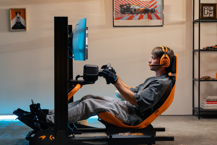 Playseat Formula Instinct McLaren Racing Edition + vloermat product in gebruik