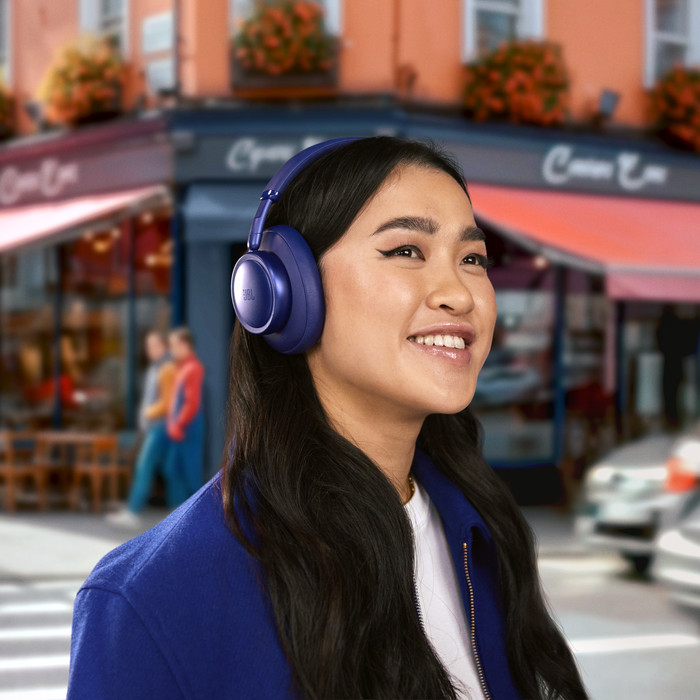JBL Live 780NC Blauw product in gebruik
