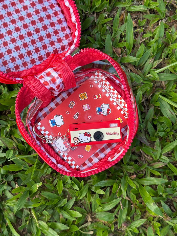 Yashica Funtastic Keychain Camera Hello Kitty product in gebruik