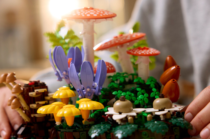 LEGO Botanicals Woodland Mushrooms 11505 product in use