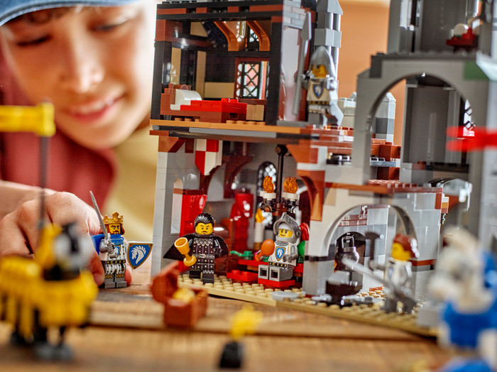 LEGO Creator 3-in-1 Middeleeuws Kasteel met Ridders te Paard 31168 product in gebruik