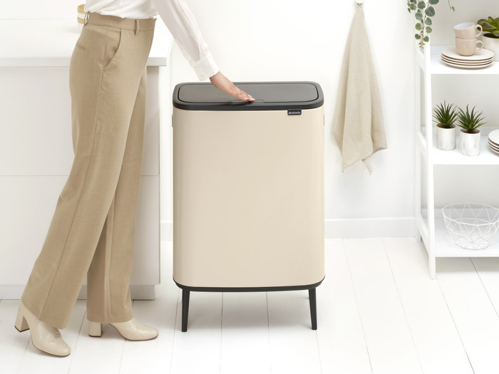 Brabantia Bo Touch Bin Hi Prullenbak 60 liter Soft Beige product in gebruik