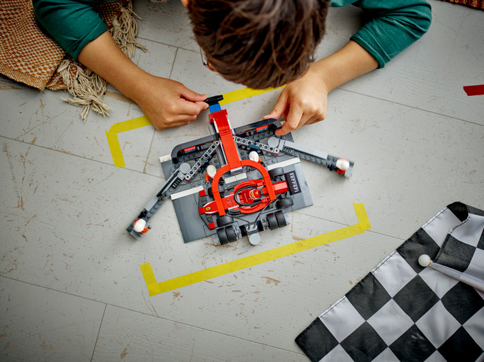 LEGO City F1 Pitstop en Pitcrew met Ferrari Auto 60443 product in gebruik